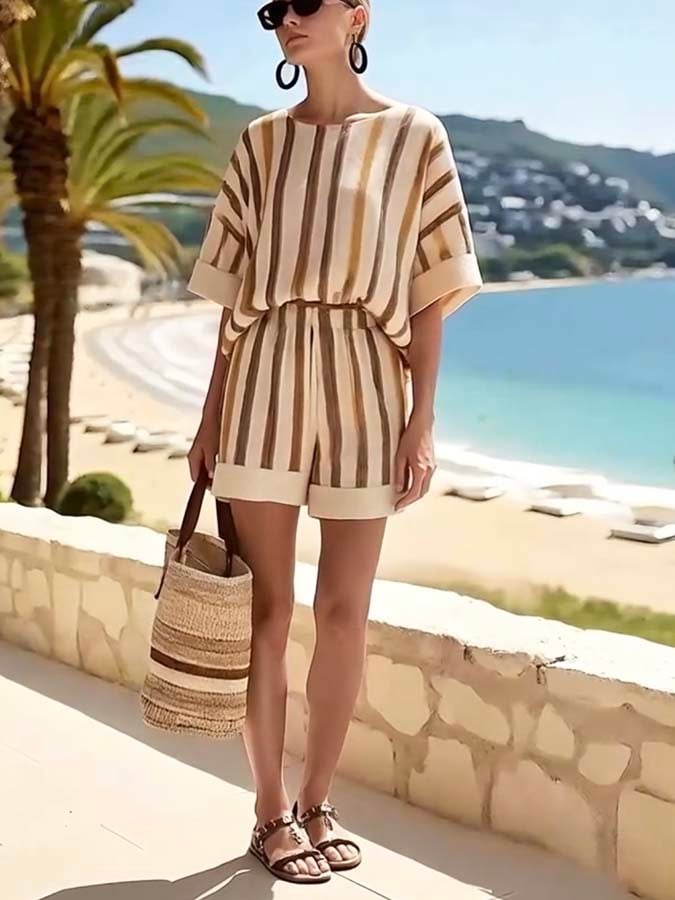 Set mit lockeren, gestreiften Shorts für den Urlaub
