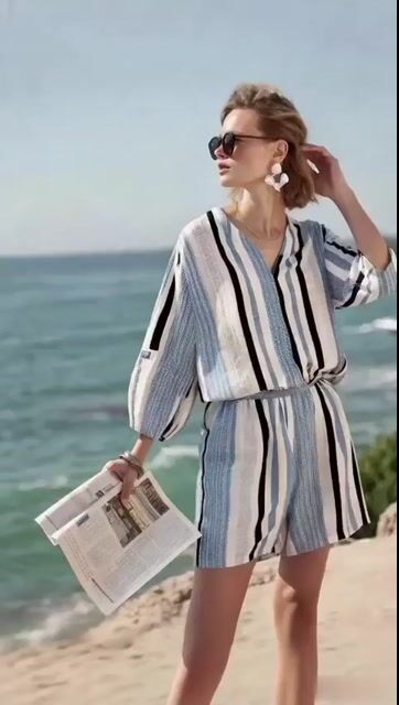 Set mit lockeren, gestreiften Shorts für den Urlaub