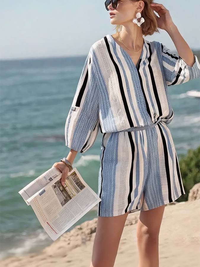 Set mit lockeren, gestreiften Shorts für den Urlaub