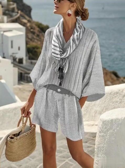 Lässiges Damen-Set aus Baumwolle und Leinen mit Streifenmuster und Kontrastprint, bestehend aus einem locker sitzenden Oberteil, Shorts und Schal.