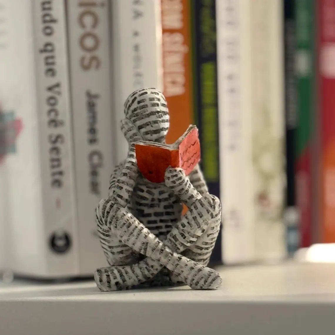 🔥Last Day 49% OFF - Mini Resin Reading Statue – Abstract Thinker Sculpture for Shelf, Desk or Book Nook Decor - Cross-legged