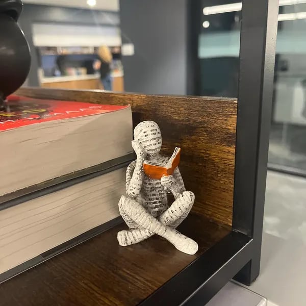 🔥Last Day 49% OFF - Mini Resin Reading Statue – Abstract Thinker Sculpture for Shelf, Desk or Book Nook Decor - Cross-legged