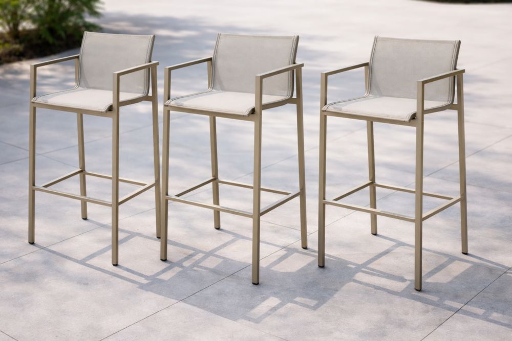 Set di 3 sgabelli da bar con braccioli in metallo e tessuto beige