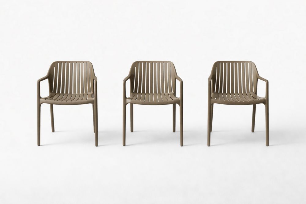 Set di 3 sedie da esterno in plastica marrone con braccioli