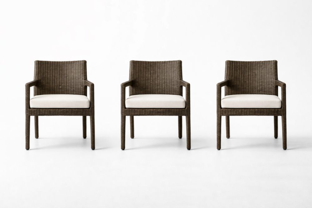 Set di 3 sedie con braccioli in rattan marrone con cuscino in poliestere bianco