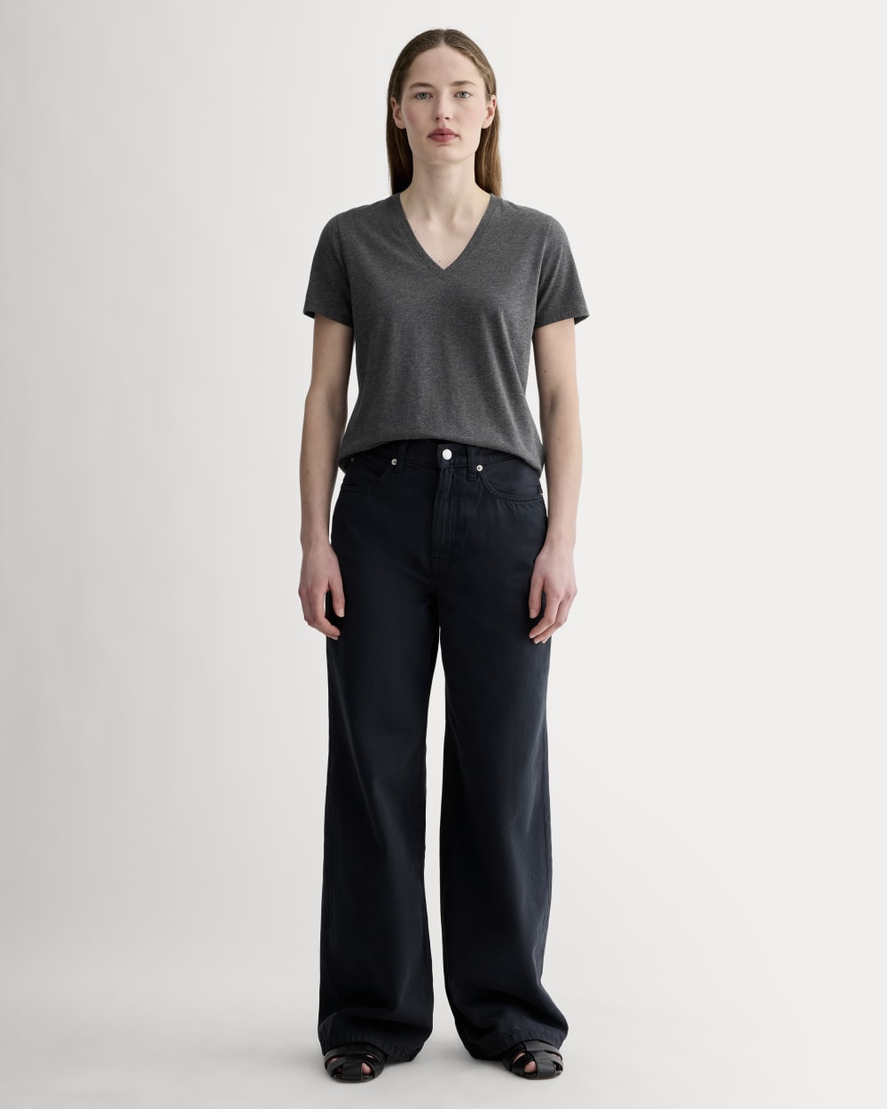 The Slim V-Neck Tee in Essential Cotton | Heathered Soot-styoma