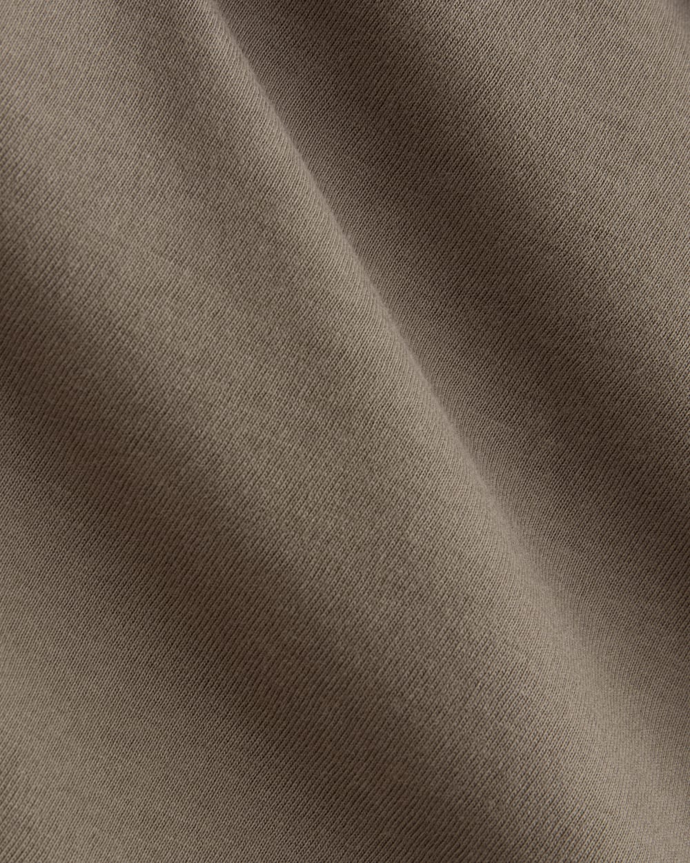 The Slim V-Neck Tee in Essential Cotton | Clay-styoma