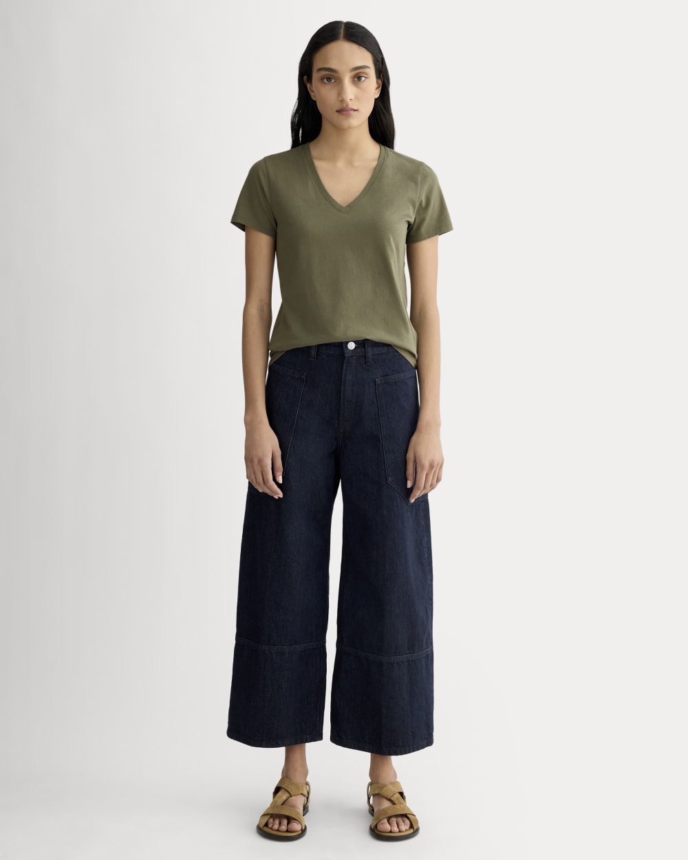 The Slim V-Neck Tee in Essential Cotton | Kalamata-styoma