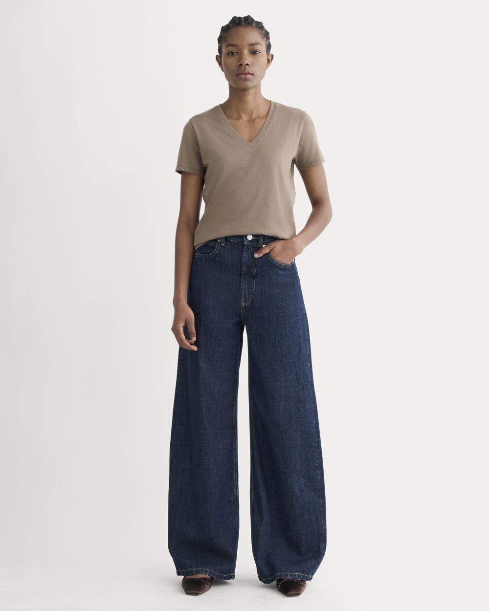 The Slim V-Neck Tee in Essential Cotton | Clay-styoma