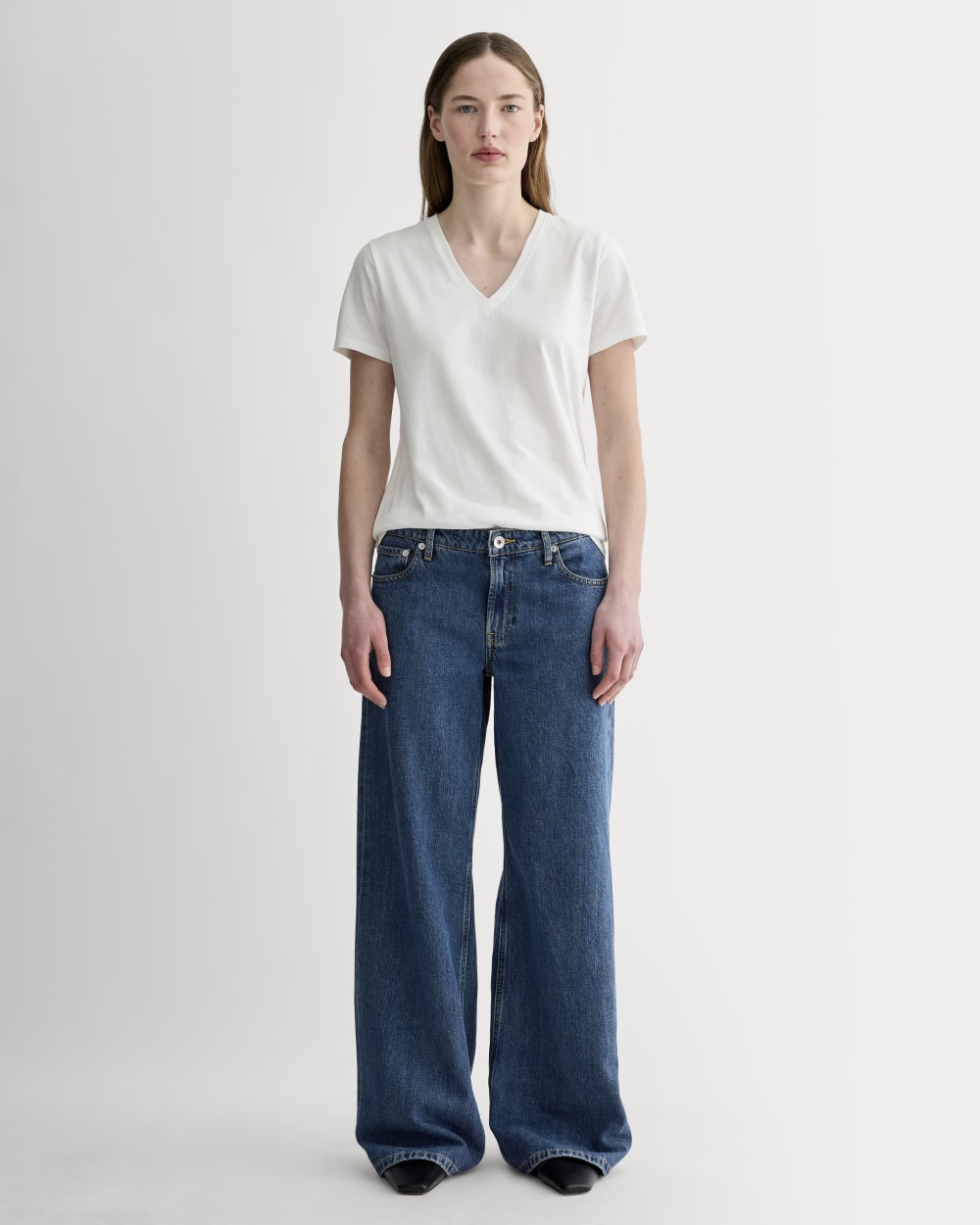 The Slim V-Neck Tee in Essential Cotton | White-styoma