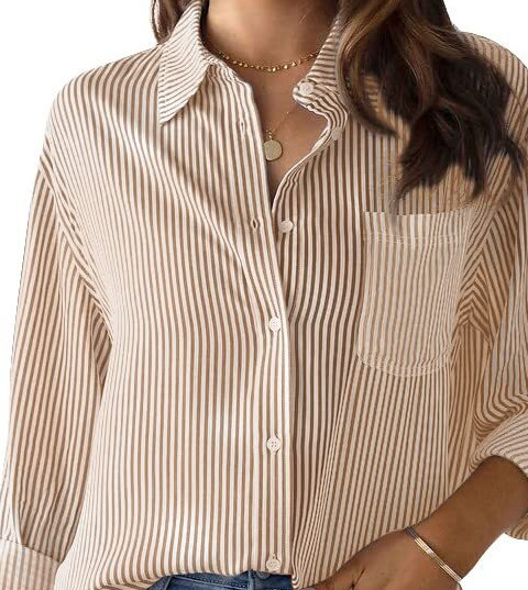 Loose-fitting, casual long-sleeved shirt with pockets for a slimming effect.