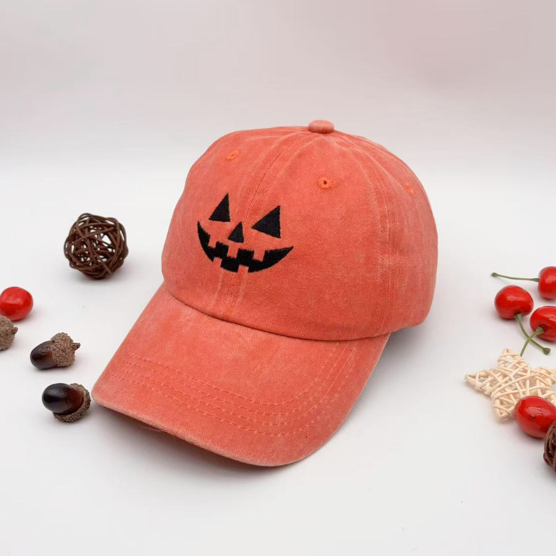 Washed cotton casual baseball caps for men and women, embroidered pumpkin smiley face baseball caps for Halloween.