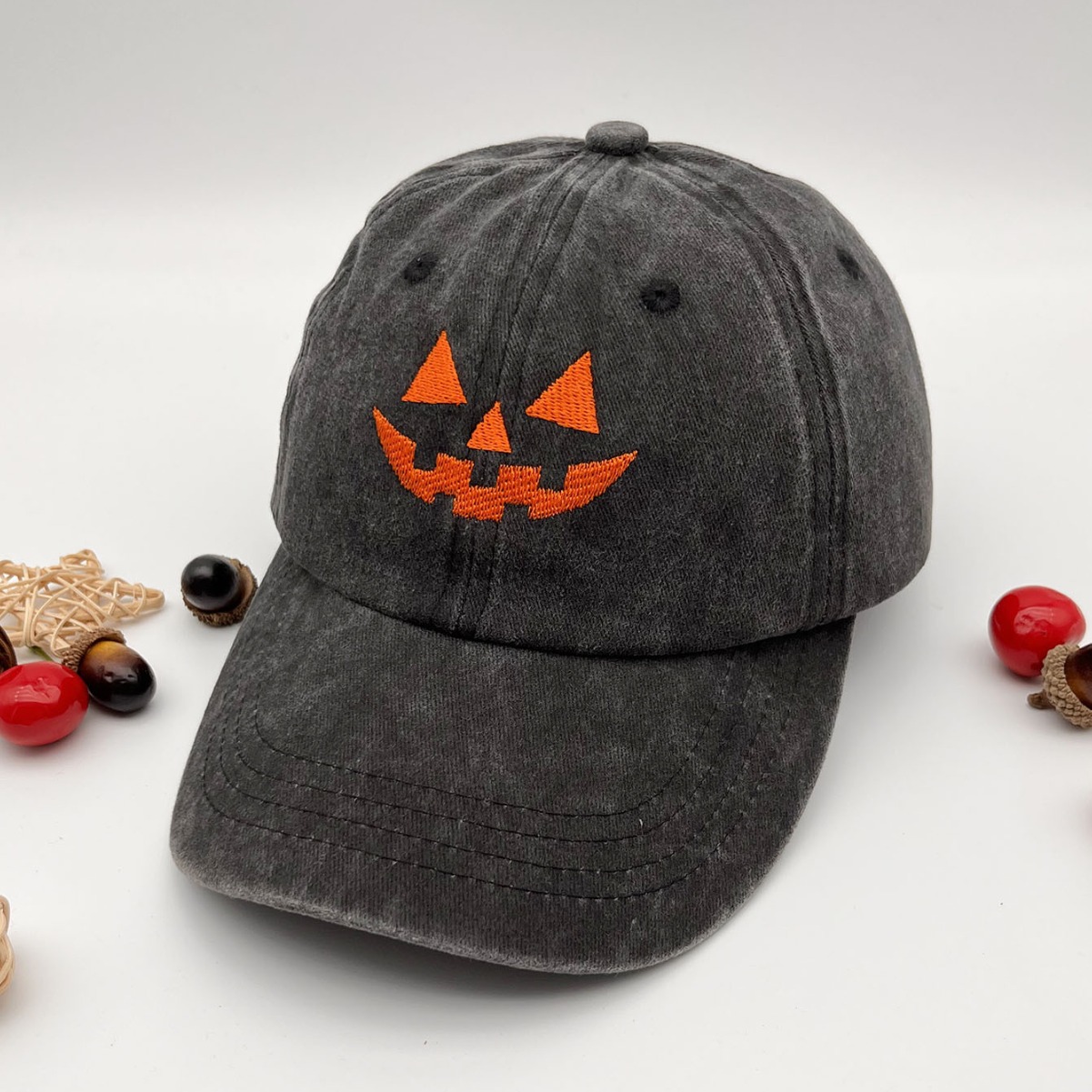 Washed cotton casual baseball caps for men and women, embroidered pumpkin smiley face baseball caps for Halloween.