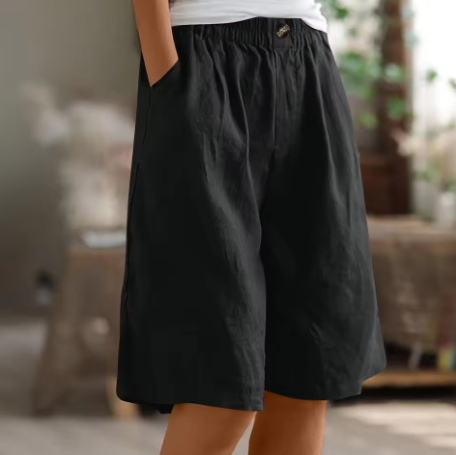 Cotton and linen loose-fitting shorts are comfortable and breathable.