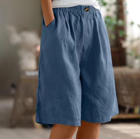 Cotton and linen loose-fitting shorts are comfortable and breathable.