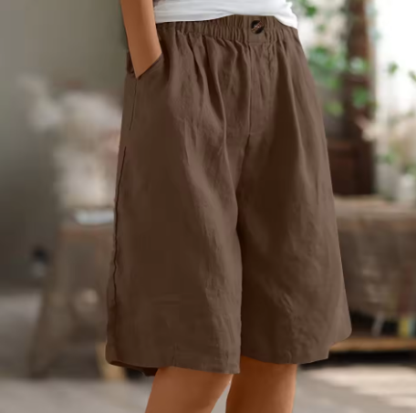 Cotton and linen loose-fitting shorts are comfortable and breathable.