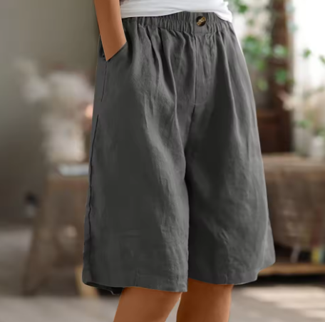 Cotton and linen loose-fitting shorts are comfortable and breathable.