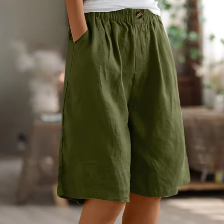 Cotton and linen loose-fitting shorts are comfortable and breathable.