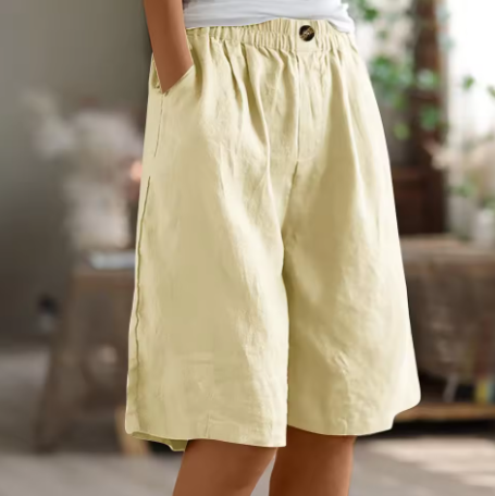 Cotton and linen loose-fitting shorts are comfortable and breathable.