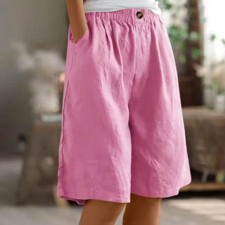 Cotton and linen loose-fitting shorts are comfortable and breathable.