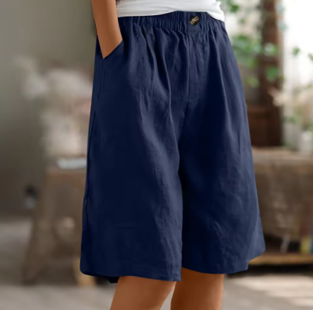 Cotton and linen loose-fitting shorts are comfortable and breathable.