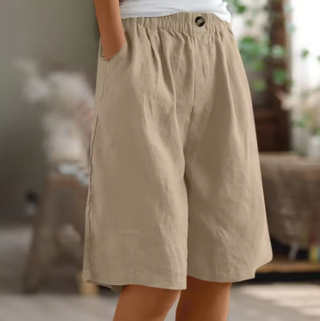 Cotton and linen loose-fitting shorts are comfortable and breathable.