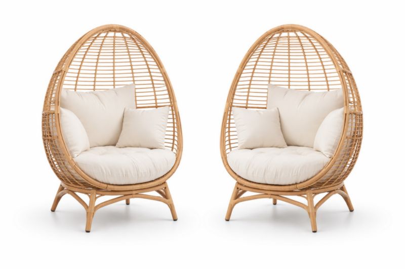 Paire de fauteuils oeuf en rotin avec coussins crème