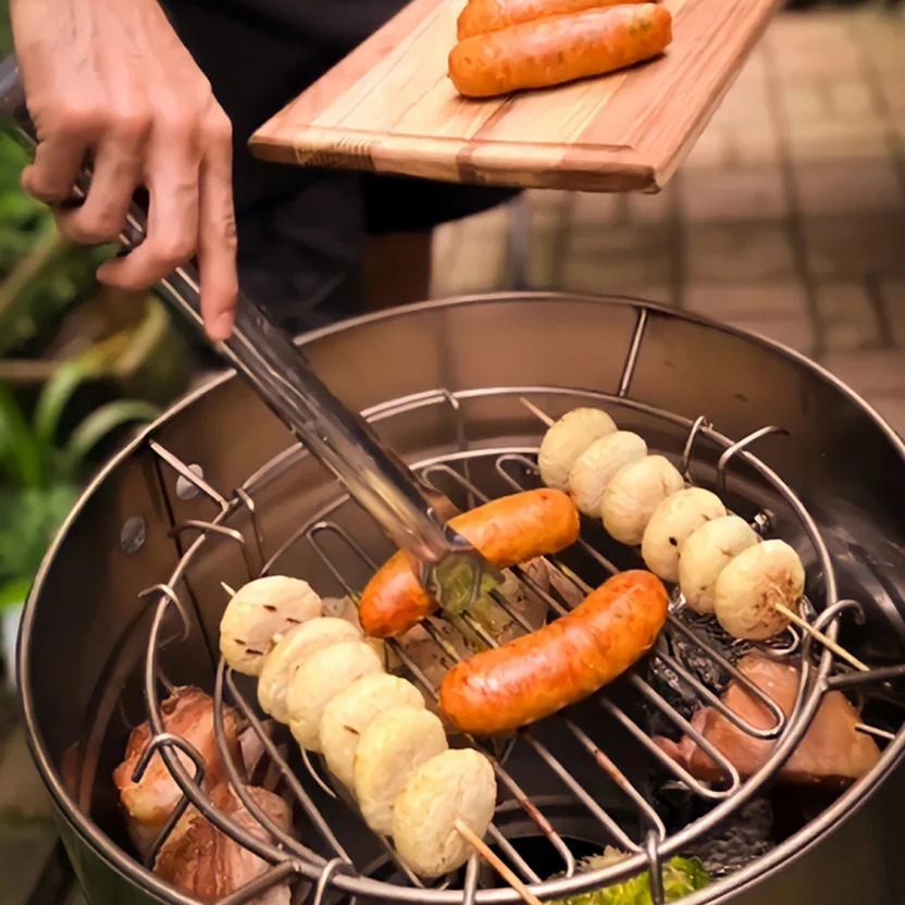 Barril Asador a Carbón en Acero Inoxidable 430 Mini Eco 50x30 Cm 6 Ganchos +1 Parrilla Removible +1 Garfio + 1 Carbonera + 1 Plato Cenicero Steak And Beer