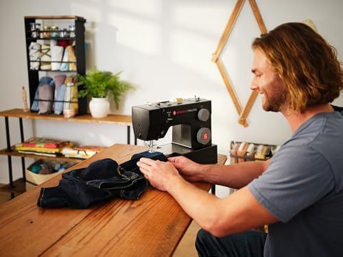 Máquina de coser negra de alta velocidad con kit de accesorios, motor fuerte con potencia de perforación mejorada, 110 aplicaciones de puntadas, marco de metal completo, ojal de 1 paso y