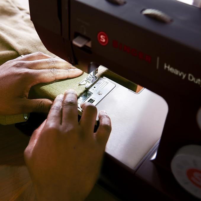 Máquina de coser negra de alta velocidad con kit de accesorios, motor fuerte con potencia de perforación mejorada, 110 aplicaciones de puntadas, marco de metal completo, ojal de 1 paso y