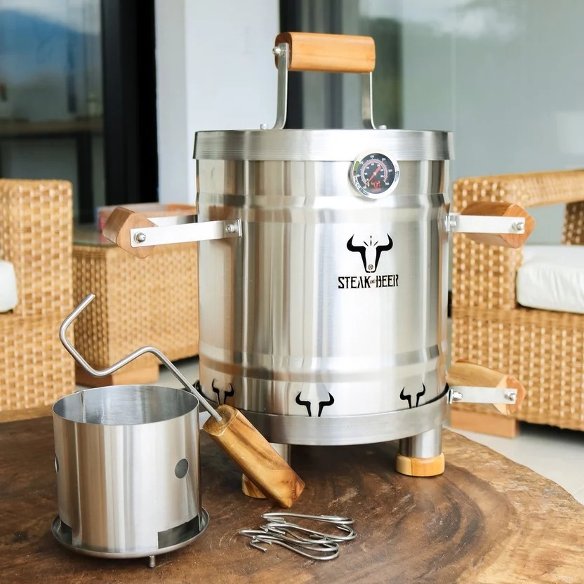 Barril Asador a Carbón en Acero Inoxidable 430 Mini Eco 50x30 Cm 6 Ganchos +1 Parrilla Removible +1 Garfio + 1 Carbonera + 1 Plato Cenicero Steak And Beer