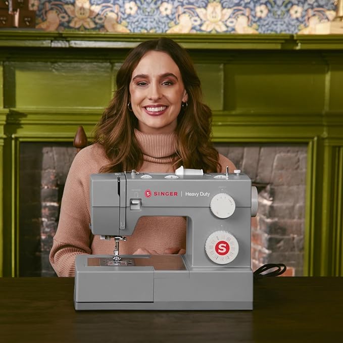 Paquete de día festivo resistente 4452 - Máquina de coser resistente con mesa de extensión y 2 prensatelas | Motor fuerte, 110 aplicaciones de puntadas, marco de metal completo, ojal de 1 paso