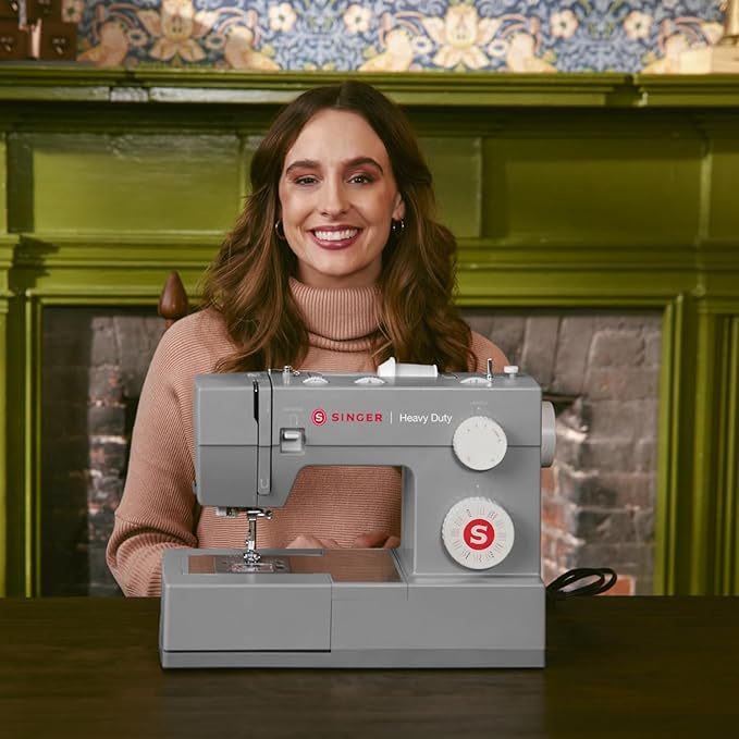 Paquete de día festivo resistente 4452 - Máquina de coser resistente con mesa de extensión y 2 prensatelas | Motor fuerte, 110 aplicaciones de puntadas, marco de metal completo, ojal de 1 paso