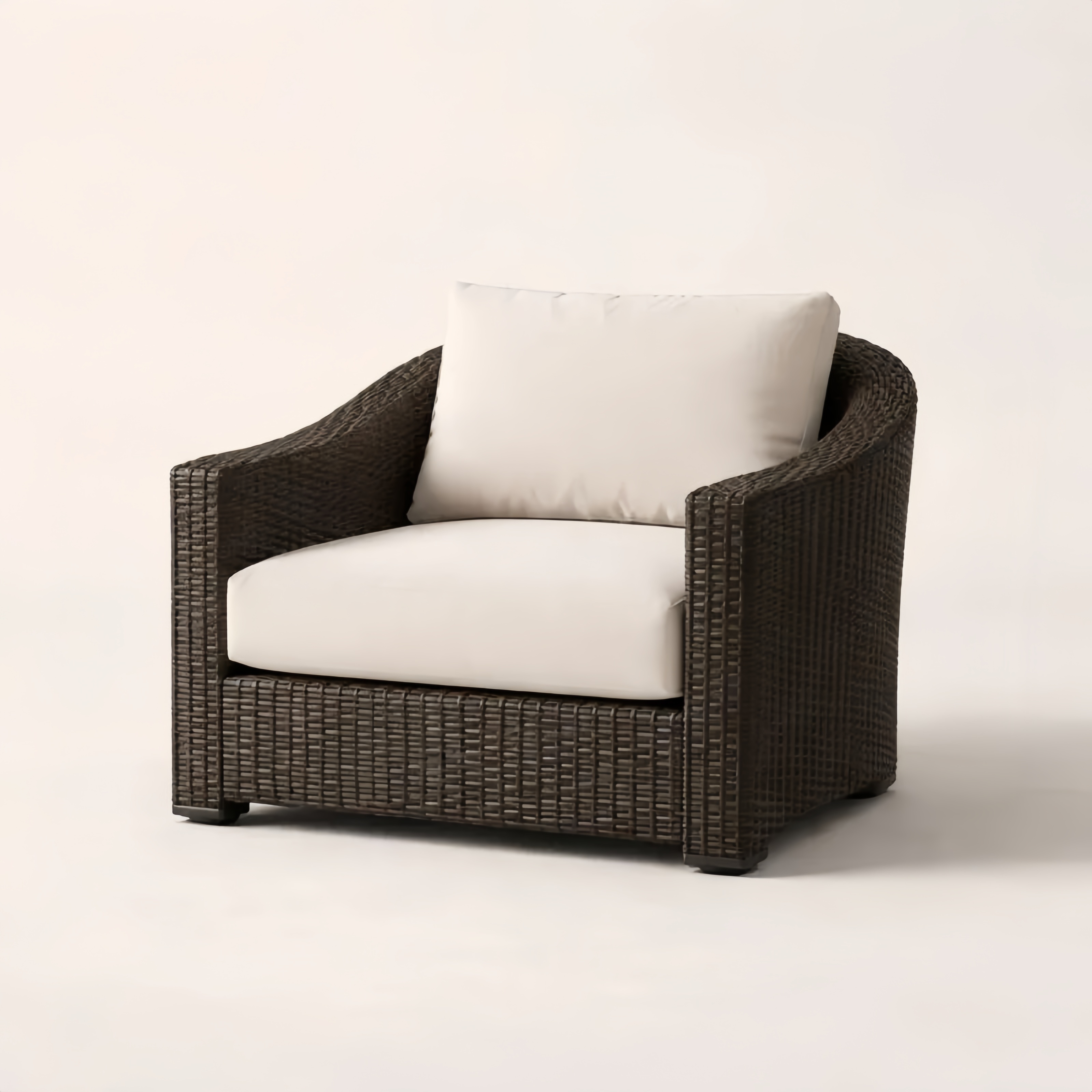 Fauteuil en rotin PE marron avec coussins crème