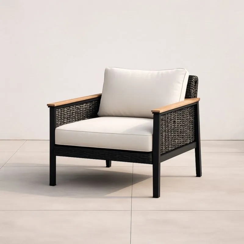 Fauteuil de jardin en résine tressée avec accoudoirs bois et coussins beige