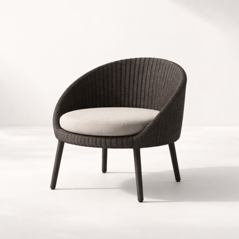 Fauteuil en rotin synthétique marron avec coussin beige et structure métallique