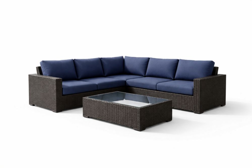 Ensemble de canapé d'angle en résine tressée avec coussins en tissu bleu et table basse en verre