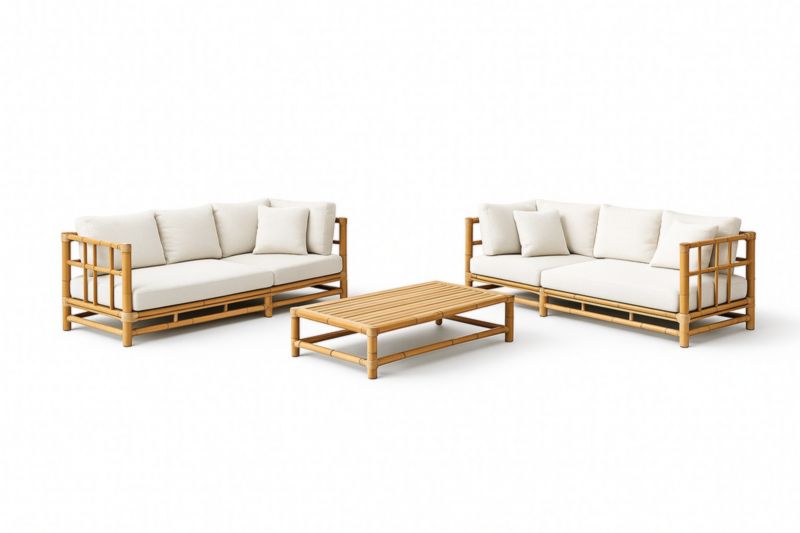 Salon en bambou avec coussins beiges, 2 canapés et table basse
