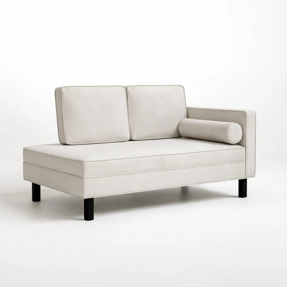 Chaise longue en velours crème avec coussin et cadre bois, pour salon et chambre