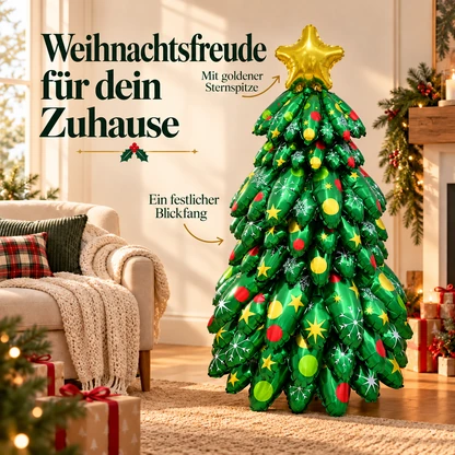Grüner Weihnachtsbaum aus Folienballons mit goldenem Stern im gemütlichen Wohnzimmer