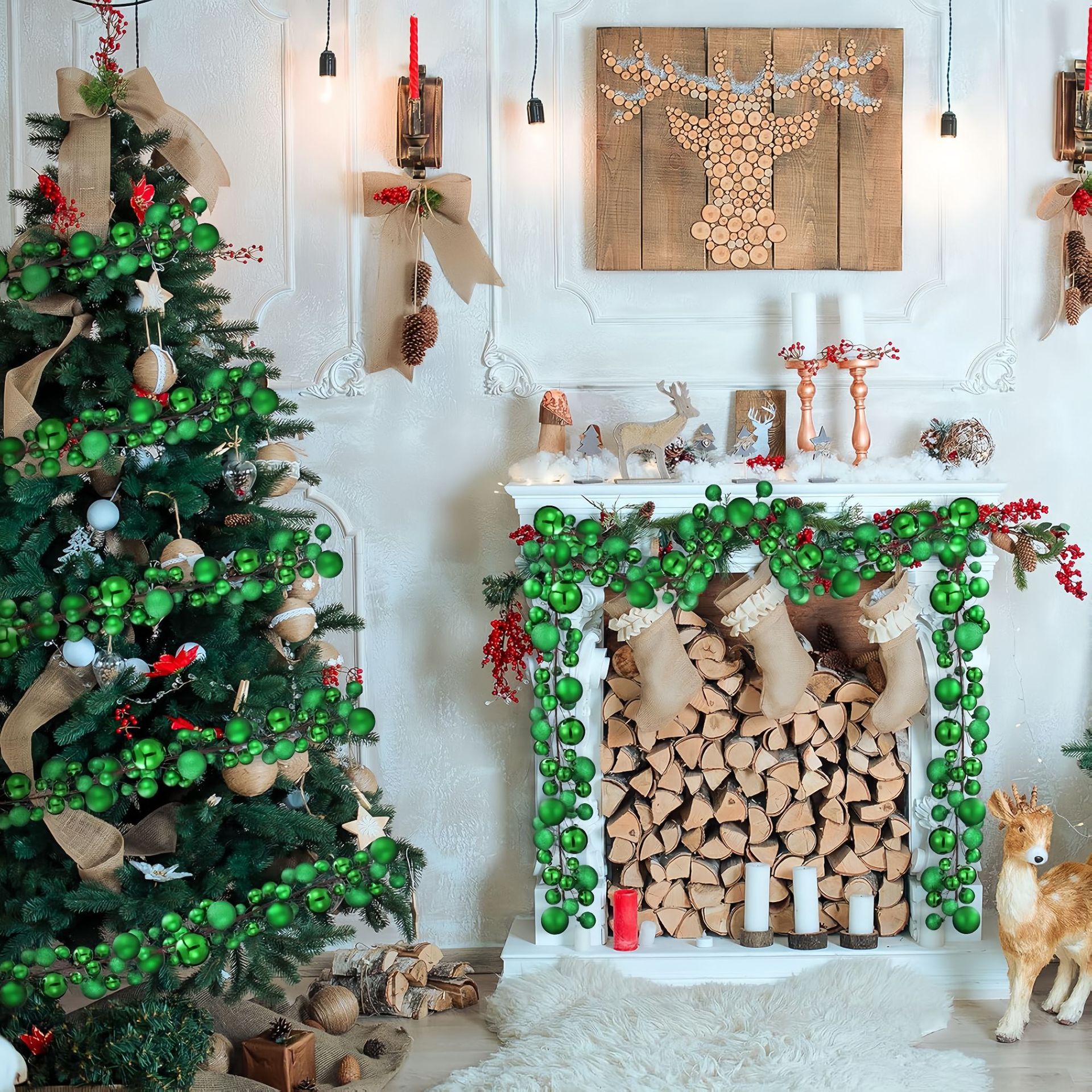 Grüne Kugelgirlanden in einer Dekoration am Weihnachtsbaum und Kaminsims
