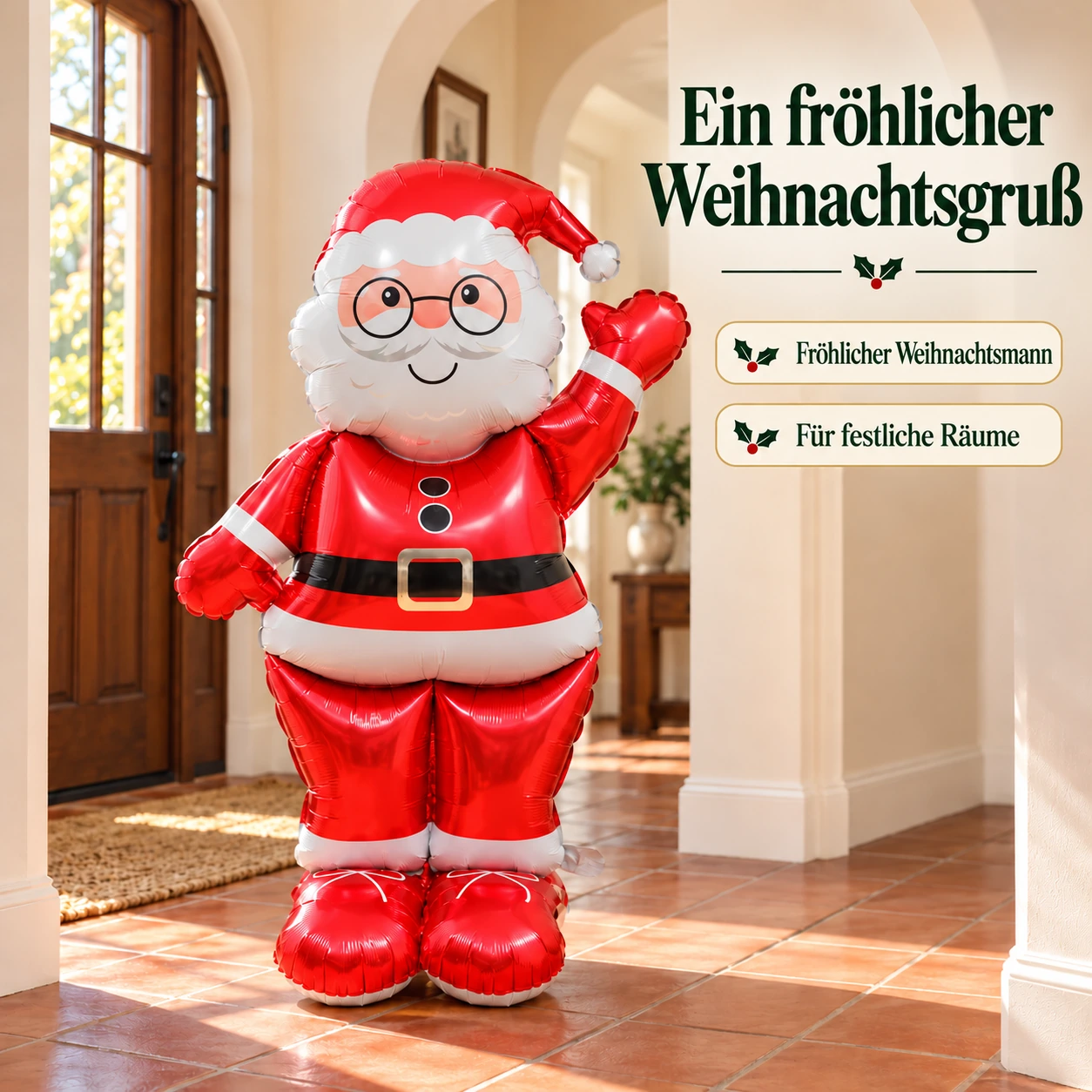 Winkender roter Weihnachtsmann-Folienballon in einem hellen Flur