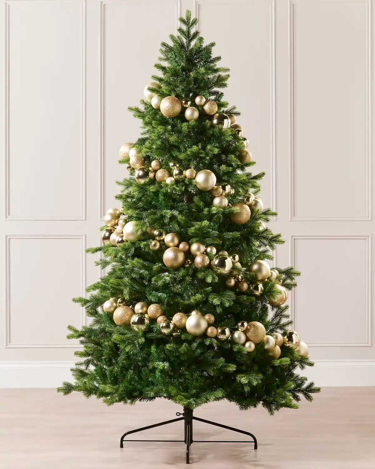 Goldene Kugelgirlanden als Deko-Inspiration am Weihnachtsbaum