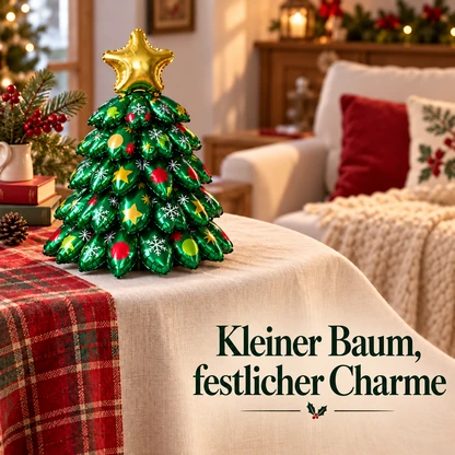 Kleiner grüner Ballon-Weihnachtsbaum mit goldenem Stern auf einem mit Leinen gedeckten Tisch