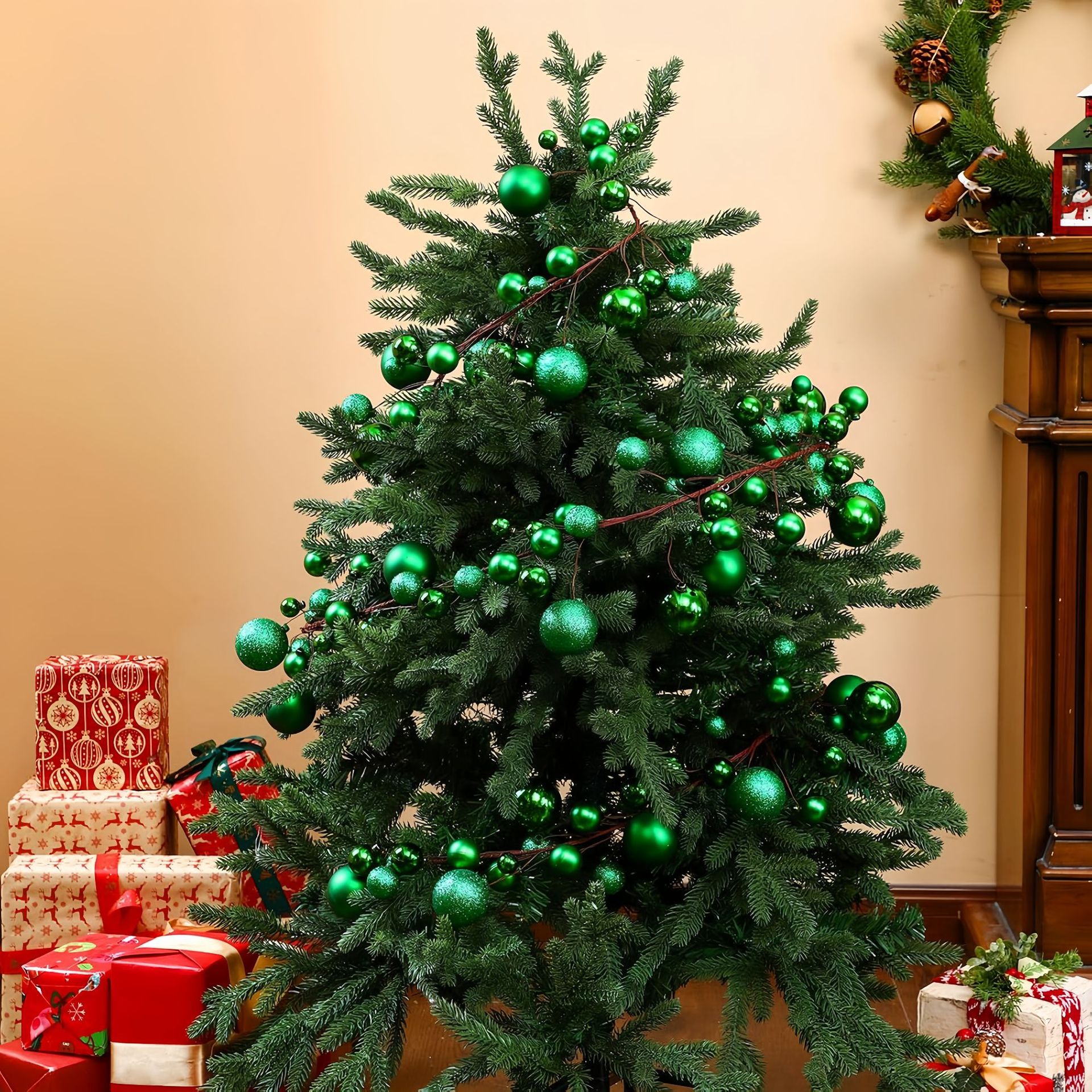 Grüne Kugelgirlande mit sichtbaren braunen Verbindungen am Baum