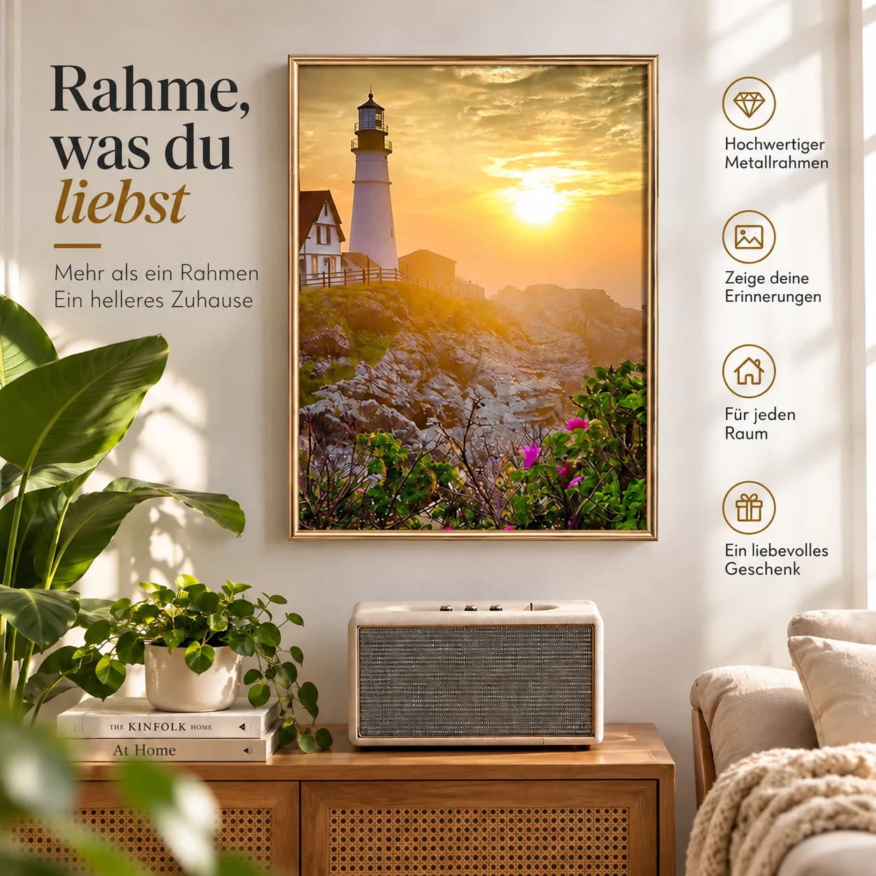 Schmaler goldener Aluminiumrahmen zeigt ein Foto in einem hellen Zuhause
