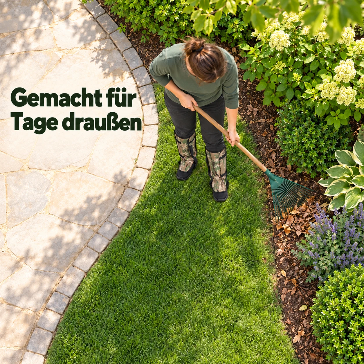Person mit Gamaschen in Tarnmuster bei Sträuchern im Garten