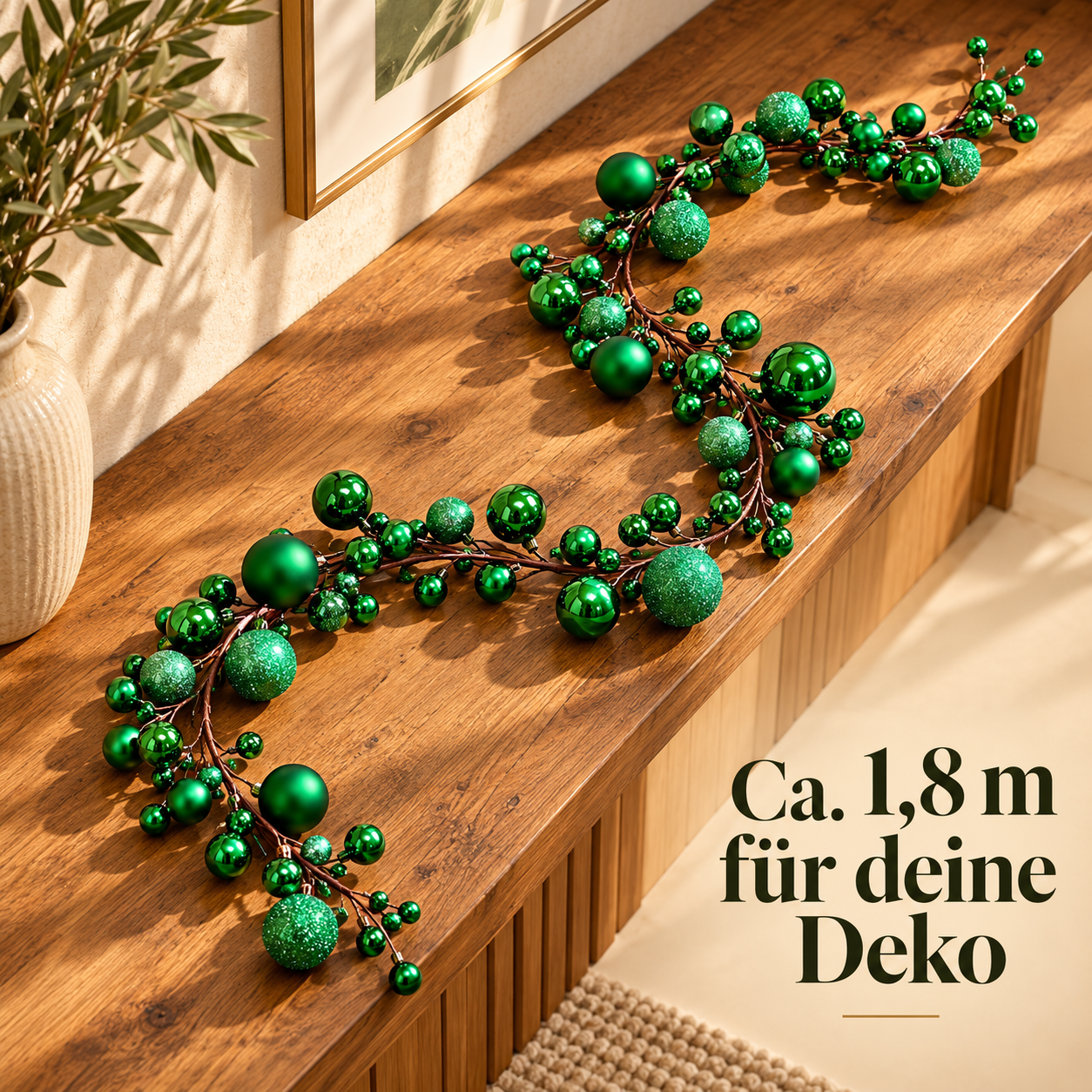 Eine grüne Kugelgirlande in lockerer S-Form, Länge ca. 1,8 m