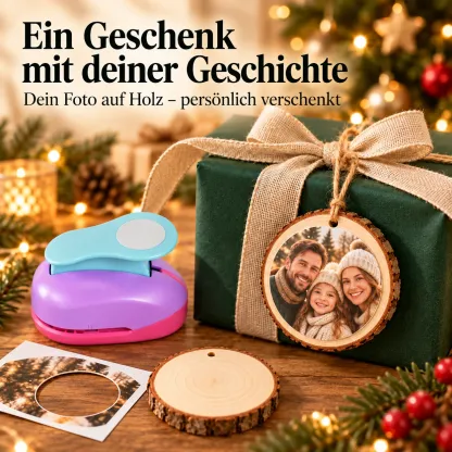 Persönlicher Fotoanhänger aus einer Holzscheibe an einem Weihnachtsgeschenk; Kreisstanzer daneben