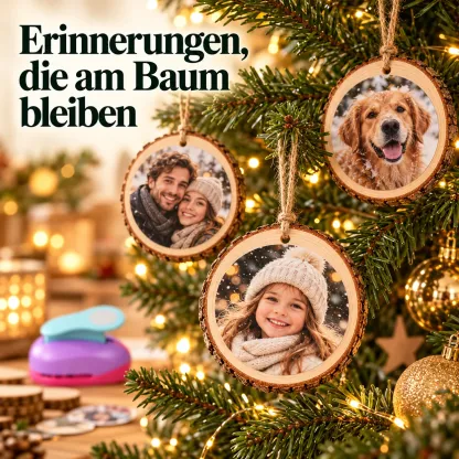 Runde Fotomotive auf Holzscheiben, mit Schnur als persönliche Anhänger am Weihnachtsbaum